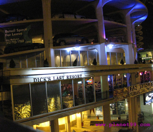 Chicago : Dick's Last Resort with photo! via Planet99