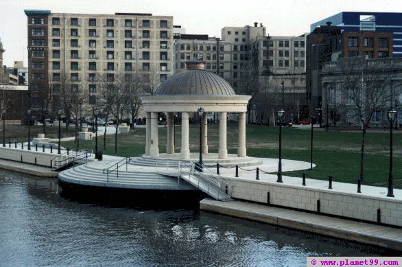 Riverwalk , Milwaukee